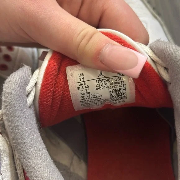 Fire red Jordan 3s Authentic - Picture 7 of 11